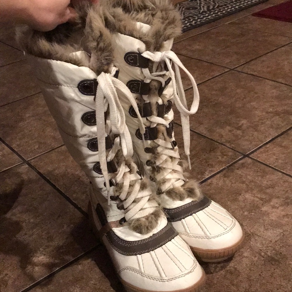 Fuzzy snow boots❄️